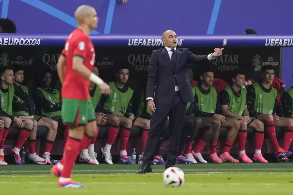 Pelatih Portugal Roberto Martinez memberi isyarat dalam pertandingan perempat final melawan Prancis di turnamen sepak bola Euro 2024 di Hamburg