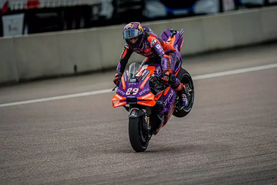 Pembalap MotoGP Jorge Martin. (Jorge Martin X/Jorge Martin X) - Pembalap Prima Pramac, Jorge Martin, yang terjatuh di dua lap terakhir saat memimpin, menyatakan bahwa dirinya tidak khawatir kehilangan gelar juara MotoGP 2024 meskipun posisi puncak klasemen kini diambil alih oleh Francesco Bagnaia, yang baru saja memenangkan balapan di Sirkuit Sachsenring, Jerman, Minggu (7/7/2024). Dengan hasil tersebut, Bagnaia kini memimpin klasemen dengan 222 poin, unggul 10 poin dari Martin, yang sebelumnya unggul 10 poin dari pembalap Italia tersebut menjelang seri Sachsenring. Martin mengungkapkan bahwa dirinya sama sekali tidak khawatir karena menurutnya balapan musim ini masih sangat panjang, dengan 11 seri balapan tersisa sehingga segala sesuatu masih mungkin terjadi dalam klasemen. BACA JUGA Bagnaia Juara, Marquez Bersaudara Naik Podium MotoGP Jerman "Saya pikir musim ini masih sangat panjang dan saya memiliki banyak kesempatan untuk memenangkan gelar ini. Sekarang Pecco memimpin, tekanan lebih banyak ada padanya, dan saya akan lebih menikmati serta fokus pada diri saya sendiri," kata Martin dalam wawancaranya dengan MotoGP, yang dilansir pada Senin (8/7/2024). Pada kesempatan yang sama, Martin mengakui bahwa ia sulit menerima hasil di Sachsenring yang membuatnya kehilangan 25 poin. Ia juga mengatakan bahwa hasil ini akan membuatnya sulit tidur. Meskipun demikian, ia menyatakan akan belajar dari situasi ini agar tidak mengulangi kesalahan yang sama di sisa balapan musim ini. BACA JUGA Jorge Martin Jatuh, Marc Marquez dan Adiknya Jadi Bisa Cetak Sejarah di MotoGP Jerman Pembalap berusia 26 tahun ini mengaku sulit menerima hasil di Sachsenring setelah memimpin 27 lap. Namun, ujar pembalap Spanyol itu, hal seperti ini bisa terjadi. "Saya pikir hari ini adalah hari penting dalam karier saya. Saya akan belajar dari pengalaman ini," tambahnya. Lebih lanjut, Martin mengaku tidak menyangka akan jatuh di tikungan pertama setelah pada lap ketujuh ia berhasil menyalip Bagnaia di tikungan yang sama. "Saya cukup kuat di tikungan itu, bahkan saya berhasil menyalip Pecco dari sana. Saya tidak menyangka akan jatuh di situ," tutupnya. APAKAH JALALIVE ITU GRATIS ? SUDAH PASTI GRATIS.! Jala Live website pertama kali yang ada di indonesia yang menanyangkan siaran langsung pertandingan sepak bola yang tidak bayar alias gratis loh.! Tujuan jala Live adalah untuk memudahkan para penggemar bola untuk mengakses dan menonton pertandingan sepak bola secara live dengan kualitas HD.!