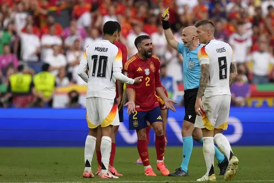 Wasit Anthony Taylor mengeluarkan kartu kuning pada pertandingan Spanyol vs Jerman di perempat final Euro2024.