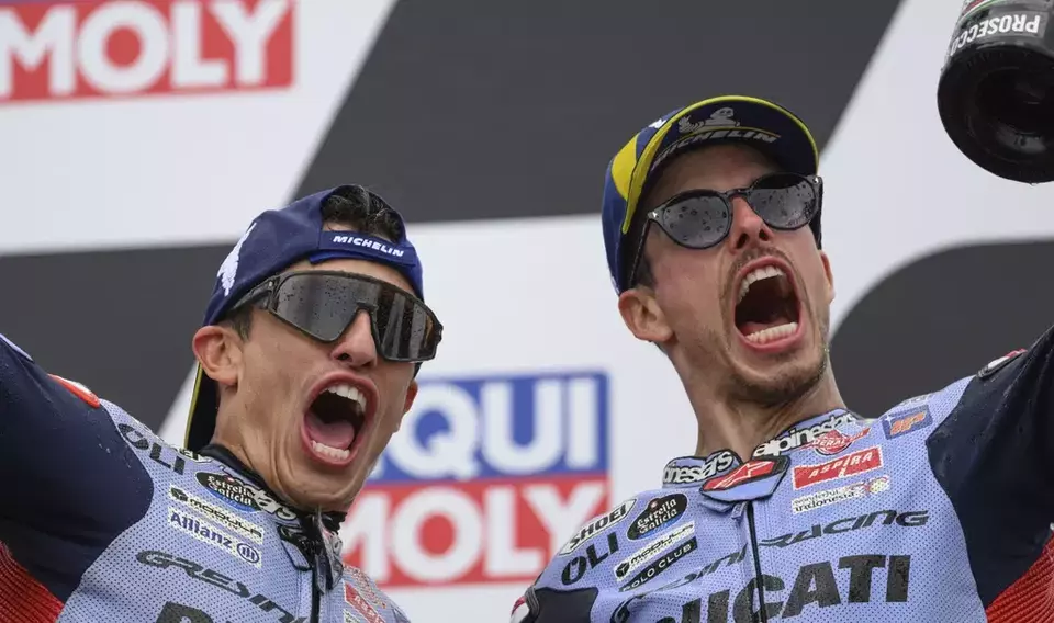 Pembalap MotoGP dari tim Gressini Racing, Marc Marquez (kiri) dan Alex Marquez berhasil naik podium